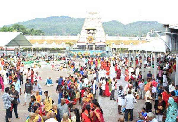 Devotees wait for 30 hours to visit Tirumala Eyumalayan Dinamalar Pipa News  | PiPa News