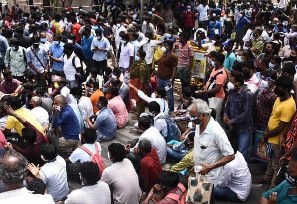 300 பேருக்கு ரெம்டெசிவிர் மருந்து: சென்னையில் மக்கள் சாலை மறியல்| Dinamalar