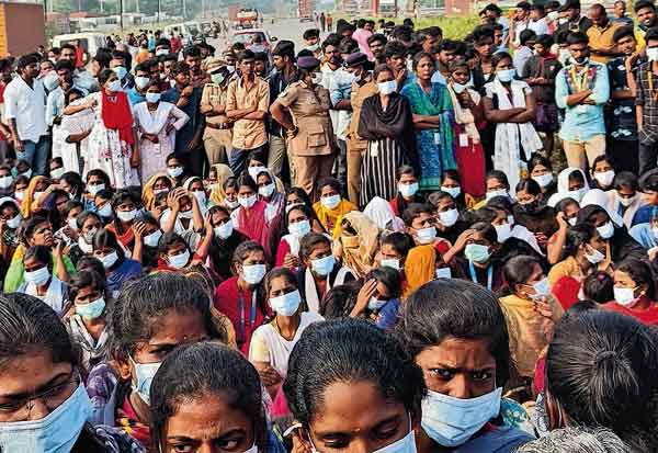 foxconn, ladies, workers, womenworkers, protest, பெண்கள், போராட்டம், சென்னை , பெங்களூரு, நெடுஞ்சாலை, போராட்டம், பாதிப்பு
