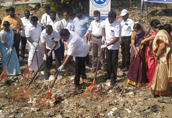 Cleaning work started in Badur Big Pond    படூர் பெரிய குளத்தில் துாய்மை பணி துவக்கம்