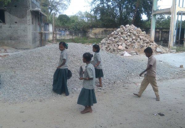 Nallatur students fear accumulation of construction materials in school premises   பள்ளி வளாகத்தில் கட்டுமான பொருட்கள் குவிப்பு அச்சத்தில் நல்லாட்டூர் மாணவர்கள்