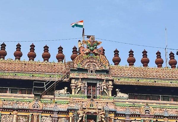 National flag on Chidambaram Nataraja temple tower   சிதம்பரம் நடராஜர் கோவில் கோபுரத்தில் தேசியக் கொடி