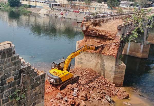 Demolition of the old bridge across Bhawani river  பவானி ஆற்றின் குறுக்கே   பழைய பாலம் இடிப்பு 