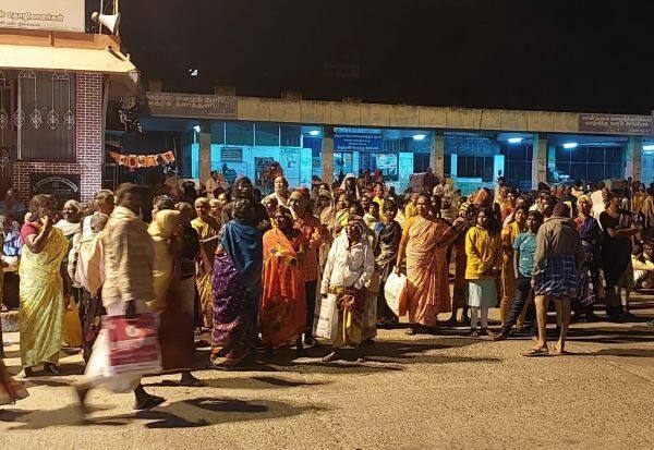 Passenger distress at Tiruthani bus station   திருத்தணி பஸ் நிலையத்தில் பயணியர் தவிப்பு