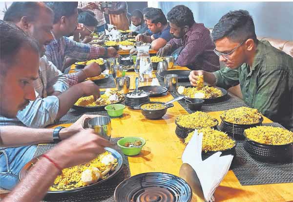 2.650 kg of biryani eaten first prize for Chaptu Ramen!  2.650 கிலோ பிரியாணி சாப்பிட்ட 'சாப்பாட்டு ராமனுக்கு' முதல் பரிசு!