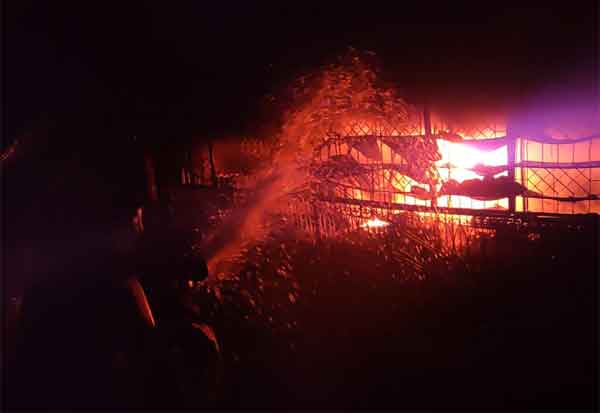 Fire incident in plastic cotton in Sirkhaji   சீர்காழியில் பிளாஸ்டிக் குடோனில் தீ விபத்து