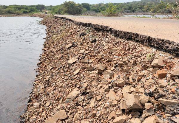 Road damage due to Kantai river water; Difficulty in moving trucks   காந்தை ஆற்று தண்ணீரால் ரோடு சேதம்; லாரிகள் செல்வதில் சிக்கல்