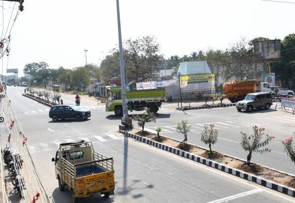Steps are needed to find a permanent solution to the increasing number of accidents at the four road junction   நான்கு ரோடு சந்திப்பில் அதிகரிக்கும் விபத்துகள் நிரந்தர தீர்வு காண நடவடிக்கை தேவை