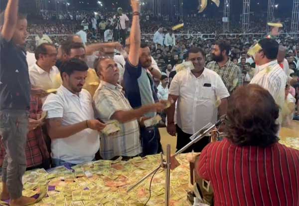Gujarati Folk Singer Showered With Wads Of Cash During Bhajan Performanceகுஜராத்தில் பாடகர் மீது பணமழை பொழிந்த மக்கள்: வீடியோ வைரல்