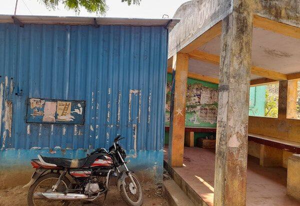 A request to remove the shop occupying the shade   நிழற்குடையை ஆக்கிரமித்துள்ள கடையை அகற்ற வேண்டுகோள்