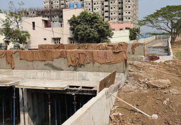 Intensification of canal footbridge work in Manaliputhunagar Kosasthalai will no longer be affected by excess water?   மணலிபுதுநகரில் கால்வாய் தரைப்பாலப்பணி தீவிரம் கொசஸ்தலை உபரி நீரால் இனி பாதிப்பு இருக்காது?