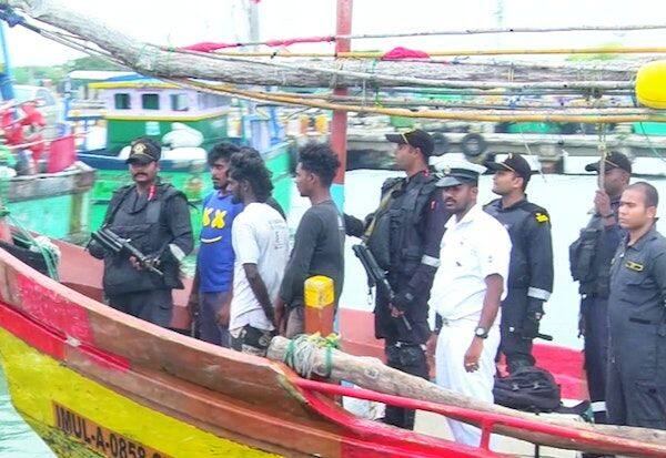 6 Sri Lankan fishermen arrested for catching fish across the border   எல்லை தாண்டி மீன் பிடித்த  6 இலங்கை மீனவர்கள் கைது