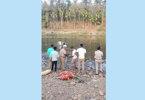 Police search for student who drowned in Bhavani river  பவானி ஆற்றில் மூழ்கிய மாணவனை தேடும் போலீஸ்