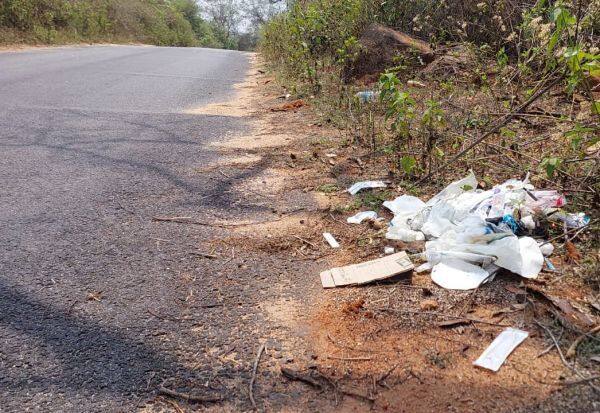 Medical waste along forest roads   வனப்பகுதி சாலையோரம் மருத்துவக் கழிவுகள்