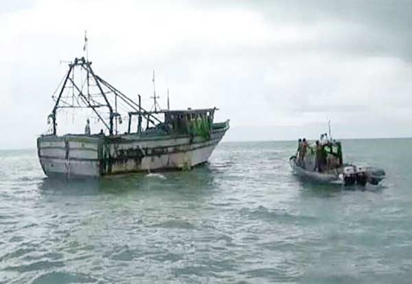 12 Tamil Nadu fishermen arrested  தமிழக மீனவர்கள் 12 பேர் கைது