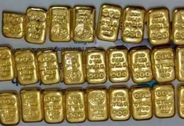 Gold worth Rs 55 lakh seized at airport  விமான நிலையத்தில் ரூ 55 லட்சம் மதிப்புள்ள தங்கம் பறிமுதல்
