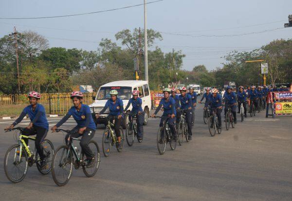 Women police cycle rally SP, participation   பெண் போலீசார் சைக்கிள் பேரணி எஸ்.பி., பங்கேற்பு 