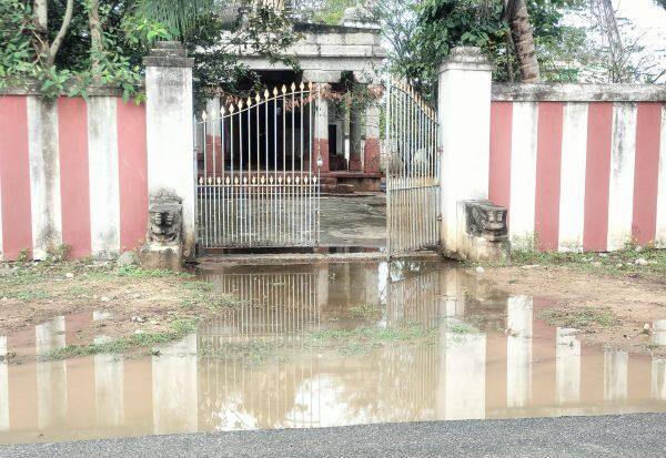 Complaint Box: Devotees suffer from rain water at the temple gate   புகார் பெட்டி:கோவில் வாயிலில் மழை நீர் பக்தர்கள் அவதி