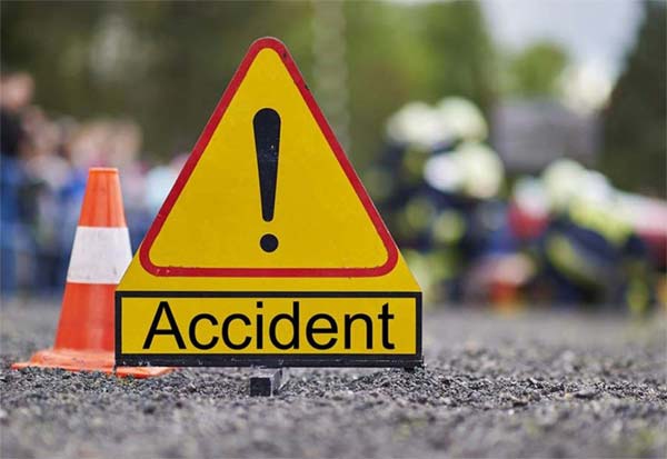 A teenager died after a car collided with a two-wheeler  டூவிலர் மீது கார் மோதி வாலிபர் பலி
