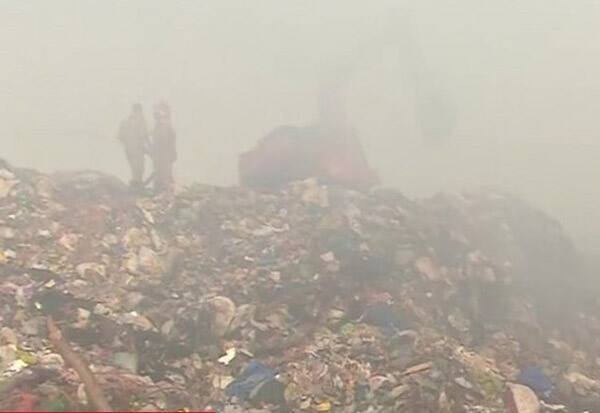 The fire is burning again in the Kochi garbage dump   கொச்சி குப்பை கிடங்கில் மீண்டும் பற்றி எரியும் தீ 