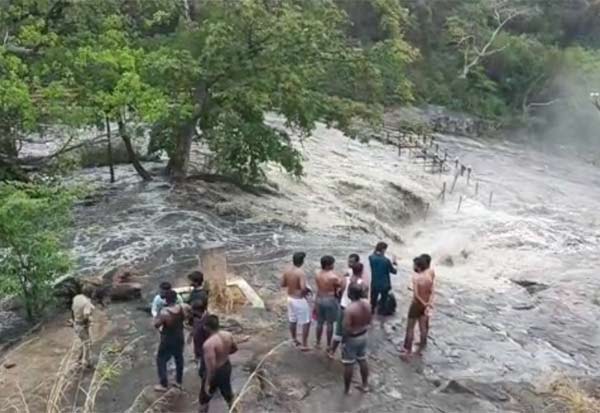 Rescue of 40 people trapped in Kumbakkarai waterfall flood   கும்பக்கரை அருவி காட்டாற்று  வெள்ளத்தில் சிக்கிய 40 பேர் மீட்பு..