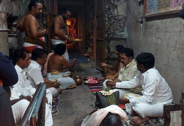 Dhinakaran Sami darshanam at Thiruthaurayur temple   திருத்துறையூர் கோவிலில்  தினகரன் சாமி தரிசனம்
