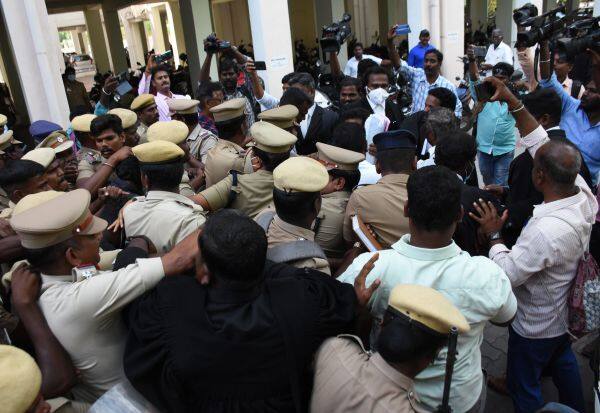 Chennai lawyer murder case: 3 people surrendered in Villupuram court   சென்னை வழக்கறிஞர் கொலை வழக்கு:  விழுப்புரம் கோர்ட்டில் 3 பேர் சரண்