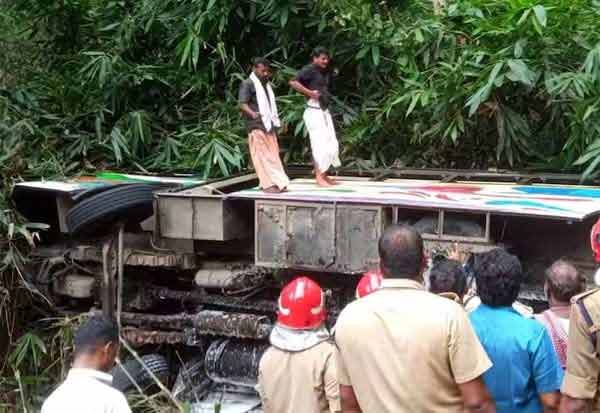 Sabarimala pilgrims bus accident: 20 injured   சபரிமலையில் பக்தர்கள் சென்ற பஸ் விபத்து: 20 பேர் காயம்