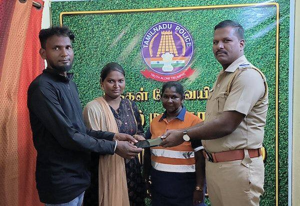 Cleaning staff who handed over an expensive mobile phone   விலை உயர்ந்த மொபைல் போனை ஒப்படைத்த துாய்மை பணியாளர்