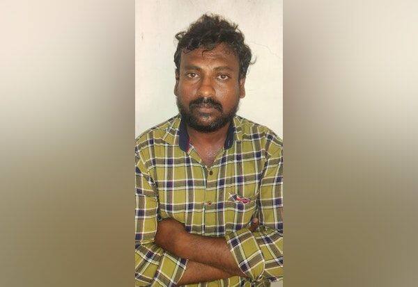 A youth who cheated a woman and cheated a woman of Rs 52,000 was arrested at the ATM center   ஏ.டி.எம்., மையத்தில் பெண்ணை ஏமாற்றி ரூ.52 ஆயிரம் அபேஸ் செய்த வாலிபர் கைது
