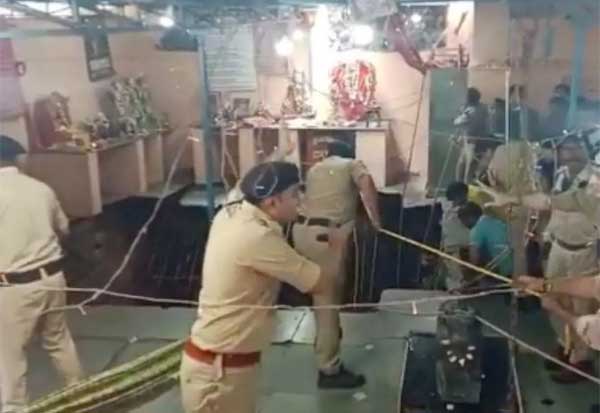 Mahadev Jhulelal Temple: 25 people fall in well at Indore temple, rescue work onம.பி.,யில் கோவில் கிணற்று தடுப்பு சுவர் இடிந்தது:11 பேர் பலி