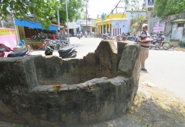 Dilapidated roadside well: Urged to close   சாலையோரம் பாழடைந்த  கிணறு: மூட வலியுறுத்தல்
