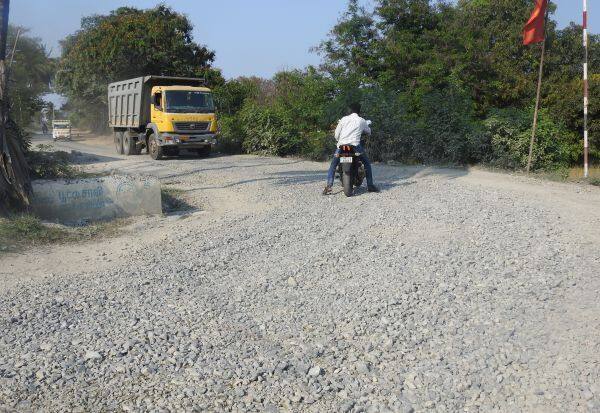 Danger of accidents due to gravel on Patta village road bend   பட்டா கிராம சாலை வளைவில் ஜல்லிக் கற்களால் விபத்து அபாயம்