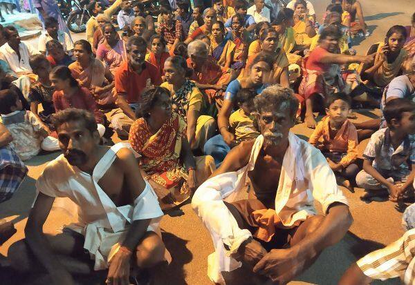 Villagers picket over temple festival issue   கோயில் திருவிழா பிரச்னை  கிராமத்தினர் மறியல்