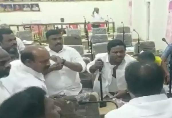 Telugu Desam - YSR Congress clash   தெலுங்கு  தேசம் - ஒய்எஸ்ஆர் காங்., மோதல்