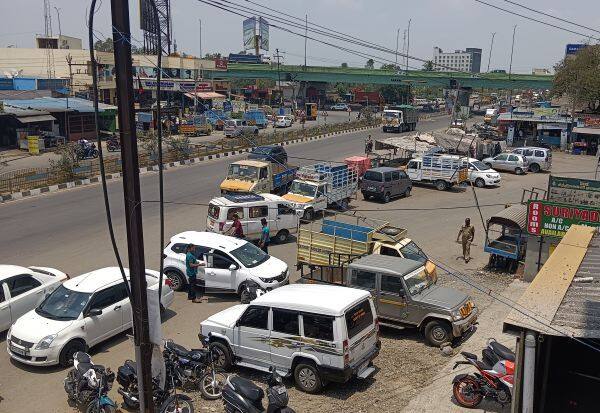 Vehicles encroached and stopped in Oragadam bazaar area   ஒரகடம் பஜார் பகுதியில் வாகனங்கள் ஆக்கிரமித்து நிறுத்தம்