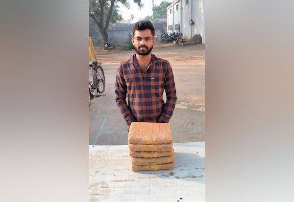10 kg of ganja seized   10 கிலோ கஞ்சா பறிமுதல்