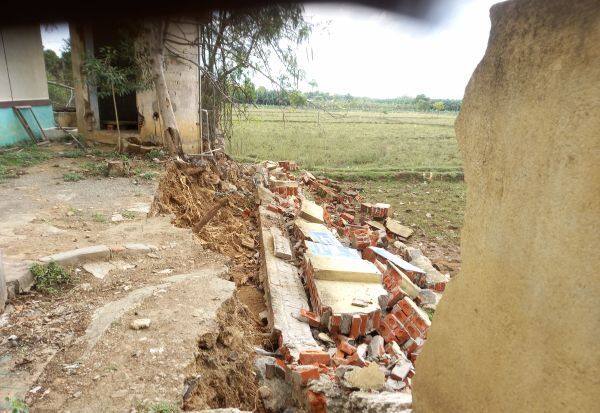 Incessant rain in Nanguneri collapses school wall   நாங்குனேரியில் தொடர் மழை பள்ளிச் சுவர் இடிந்து விழுந்தது