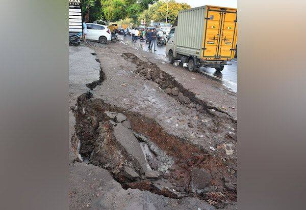 Those who saw the sudden pothole on the Trichy road were heartbroken   திருச்சி ரோட்டில் திடீர் பள்ளம் பதறியது பார்த்தவர்கள் உள்ளம்