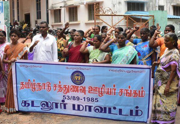 Food workers protest to fill vacant posts   காலி பணியிடங்களை நிரப்பக்கோரி சத்துணவு ஊழியர்கள் ஆர்ப்பாட்டம்