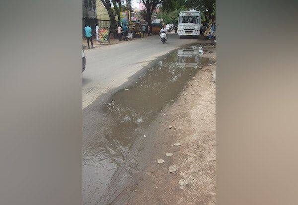 Rain water stagnates on the street occupying the drain   வடிகால்வாய் ஆக்கிரமிப்பு தெருவில் தேங்கும் மழை நீர்