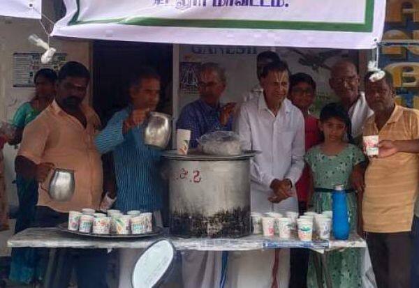 Brahmin Sangam provides water and buttermilk   பிராமணர் சங்கம் நீர்,மோர் வழங்கல்