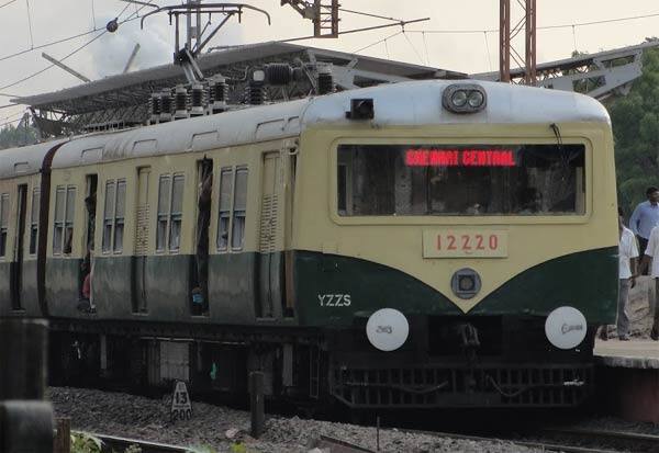 Train coaches derailed at Saidapet railway station   சைதாப்பேட்டை ரயில் நிலையத்தில் ரயில் பெட்டிகள் கழன்றன