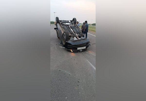 Car overturn accident   கார் கவிழ்ந்து விபத்து
