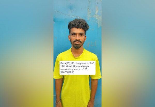 Two arrested for stealing mobile phones   மொபைல் போன் பறித்த இருவர் கைது 