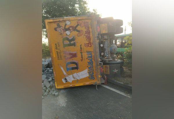 Truck overturns in Madhuranthak, causing traffic damage   மதுராந்தகத்தில் லாரி கவிழ்ந்து  போக்குவரத்து பாதிப்பு