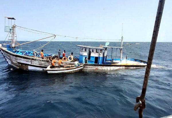 2 boat accidents; Rescue of 19 fishermen   2 படகு விபத்துகள்; 19 மீனவர்கள் மீட்பு
