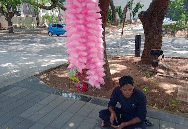 Sanjaykumar is attracted by cotton candy children! | சஞ்சய்குமாரை கவர்ந்த பஞ்சு  மிட்டாய் குழந்தைகள்! | Dinamalar
