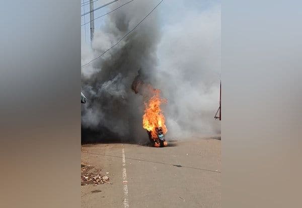 A battery bike was destroyed in a fire in the middle of the road    நடுரோட்டில் தீப்பற்றி பேட்டரி பைக் நாசம்