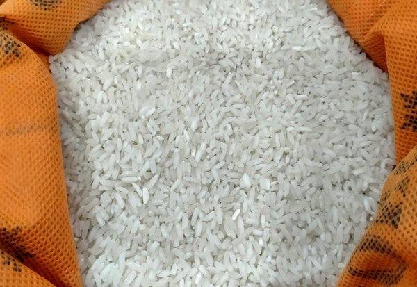 Public disputes that ration rice is plastic rice as it floats in water   ரேஷன் அரிசி நீரில் மிதப்பதால்  பிளாஸ்டிக் அரிசி என பொதுமக்கள் தகராறு